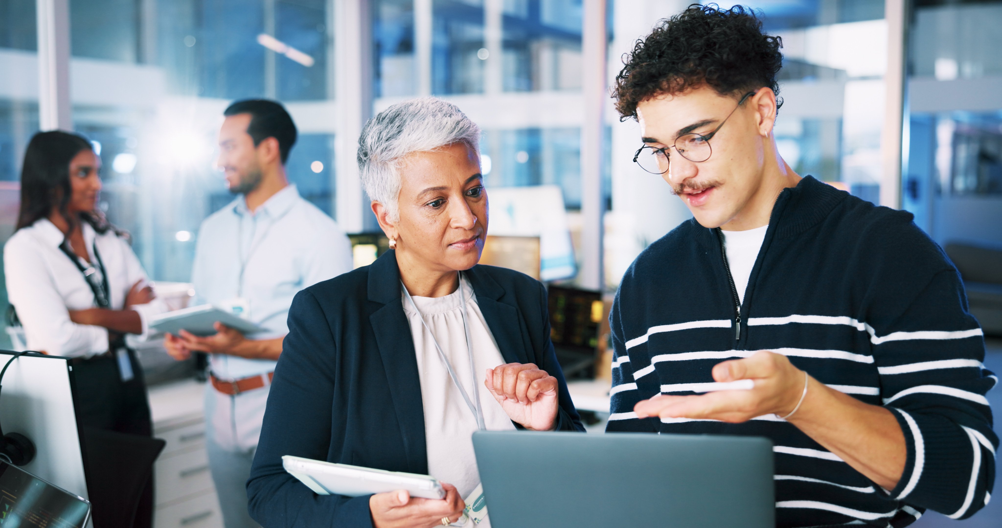 people-developer-mentor-laptop-office-programming-coding-training-server-update-staff-manager-helping-app-testing-it-intern-web-application-troubleshooting-system